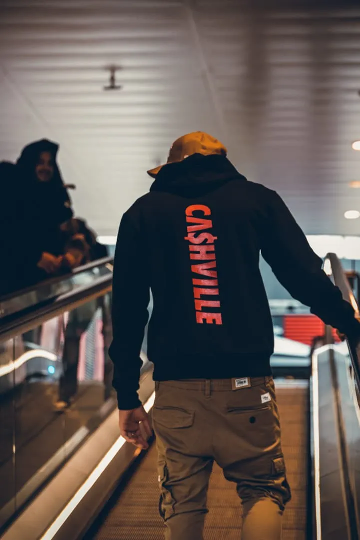 Hoodie Cashville de dos sur un escalator, photo street culture réalisée par South Management