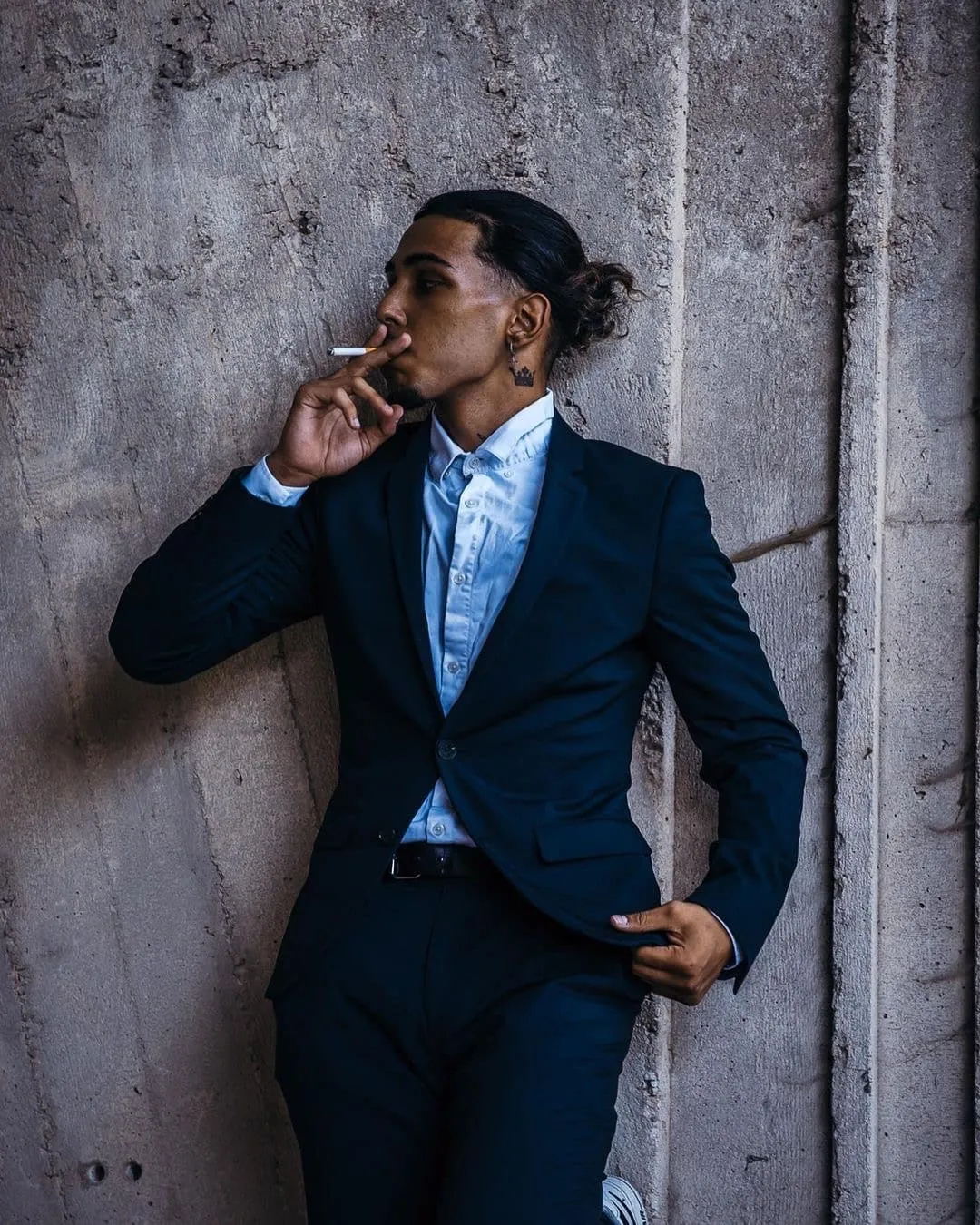 Homme en costume bleu marine contre un mur en béton, photo mode éditoriale South Management