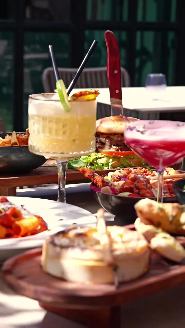 Table de restaurant avec cocktails et tapas, étude de cas vidéo culinaire South Management